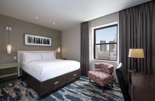 Downtown Chicago Hotel | Experience Comfort in Eco-friendly Room w/Earth Tone Furniture