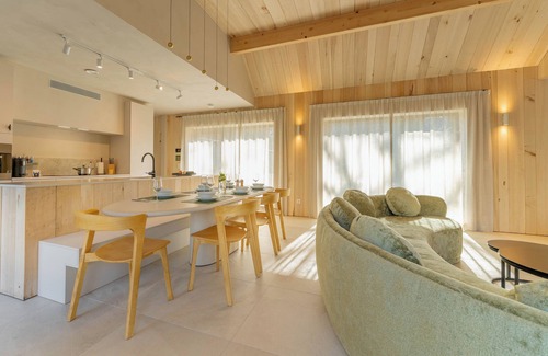 Zolder House | Experience luxury and tranquility at the Reno Villa Lodge, with a jacuzzi, wheelchair accessibility, and a peaceful location.