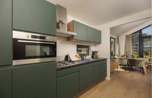 Lieren House | Experience luxury and nature in the Tiny Lodge in the Veluwe! Single-story with 2 bedrooms, a fully equipped kitchen, air conditioning, and a private hot tub in the garden.
