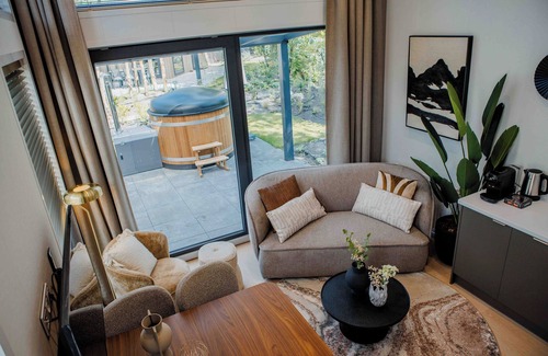 Lieren House | Experience luxury and nature in the Reeëndal Lodge with hot tub in the Veluwe! With 1 bedroom and 1 sleeping loft, a fully equipped kitchen, and air conditioning.