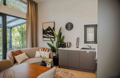 Lieren House | Experience luxury and nature at the Reeëndal Lodge on the Veluwe! With 1 bedroom, 1 sleeping loft, and a fully equipped kitchen, you can completely unwind in the lovely private hot tub.