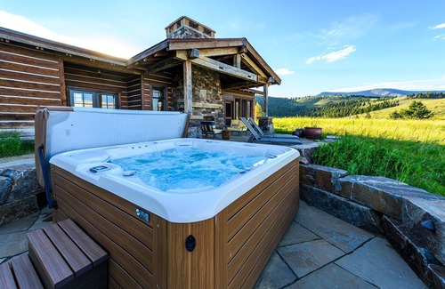 Emigrant House | Experience Luxury in Nature: Private Lodge & Guest Home in Paradise Valley