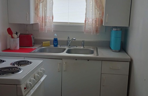 Harbor Oaks Cottage | Experience racing fun! One-bedroom cottage near Daytona Speedway 15 min