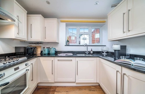 Sunningdale Apartment | Experience refined comfort at The Skylight Residence – a stylish hideaway in the heart of Sunningdale, perfect for a relaxing stay.