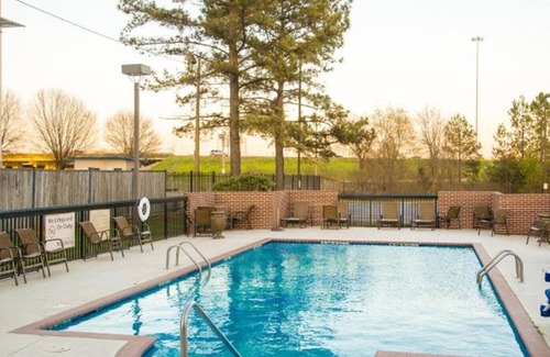 Jackson House | Experience Seamless & Comfort! With Gym, Pool