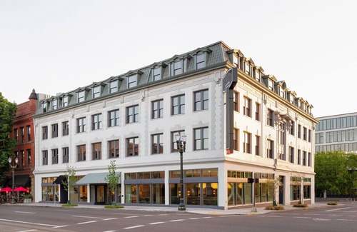 Buckman Neighborhood Apartment | Experience Soothing Moments & Luxury! Pets Allowed, Near Pioneer Place