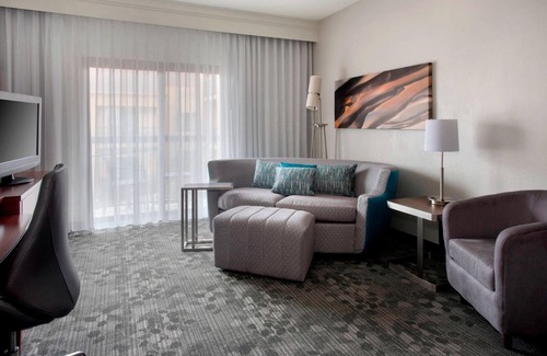 Middletown Hotel | Experience Soothing Moments & Luxury, Stress-Free Vacation!