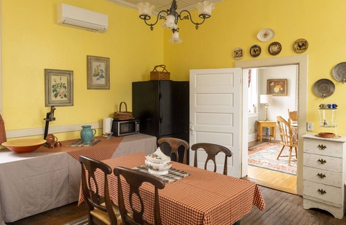 Petersburg House | Experience the "Lincoln Home" -#1 Historic Mansion Old Town; & Luxury Bathrooms