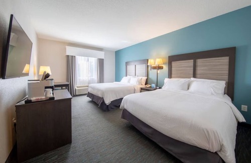 West Kissimmee Hotel | Experience The Magic of Orlando- 2 Rooms W/Free Shuttle, 5 Pools, and Breakfast