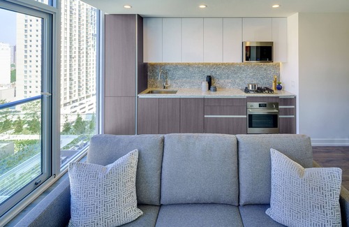 River North Apartment | Experience the Suite Life in Chicago’s Iconic Old Town – Spacious Stays Await
