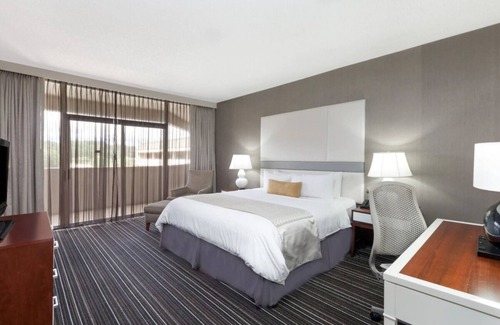 Atlanta Resort | Explore Atlanta's Shopping Areas! Near Cumberland Mall, Pet-Friendly Stay!