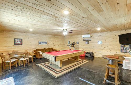 Frank House | Explore Linville Falls Cabin with Game Room and Deck!