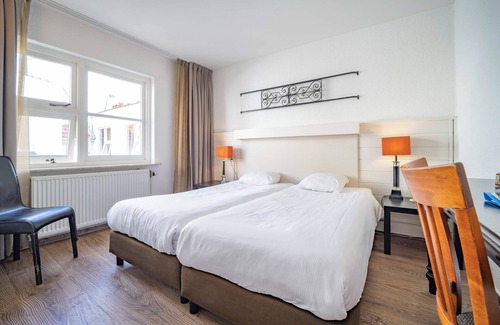 Apeldoorn Hotel | Explore Nature Trails with Free Parking and Bike Rentals Near Julianatoren