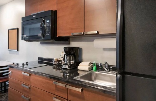 Shakopee Hotel | Explore Shakopee: Room with Full Kitchen Near Landscape Arboretum