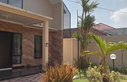 Jember Hotel | EXPRESS O 91708 Rumah Sriwijaya 12a Syariah