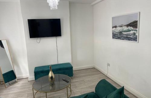 Cray Valley East Apartment | Exquisite 1 Bedroom
