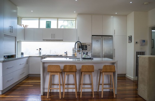 Glen Iris House | Exquisite 4 Bedroom Town House facing a Park, Open Plan Living, Close to Private Schools/Hospitals, Universities, Restaurants, Bars, Cafes, and Shopping Centres.