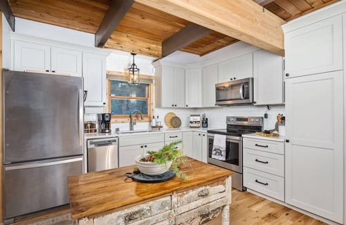 Washougal House | Exquisite and Comfy Riverside Retreat, Huge Deck, Two Fire-Tables, BBQ, New Décor and Furnishing