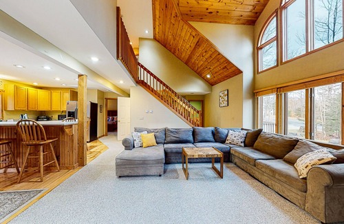 West Dover House | Exquisite home with fireplace, balcony, fast WiFi, jetted tub & washer/dryer