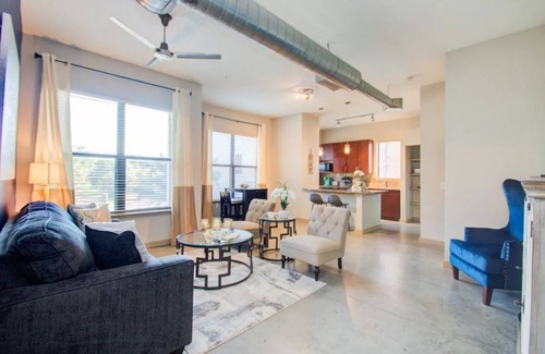 South Central Houston Apartment | Exquisite Houston Med. Center 2B/2B Apartment Free Parking