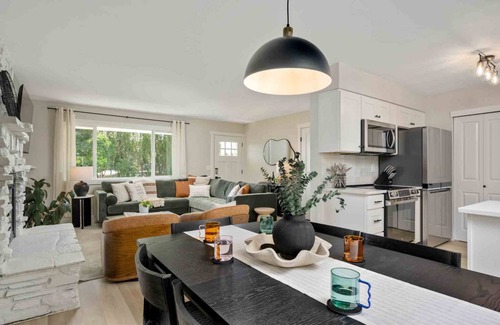 Bull Mountain House | Exquisite Single Level Retreat on Half-Acre, All New Decor and Furnishing, Pet Friendly, Open Layout