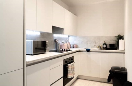West Hendon Apartment | Exquisite- stylish- luxurious