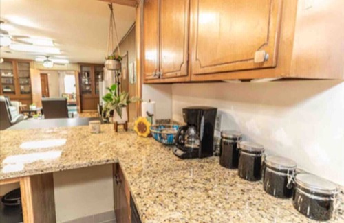 Harahan House | Extended Stay Safe Haven-Big Car Port Parking!