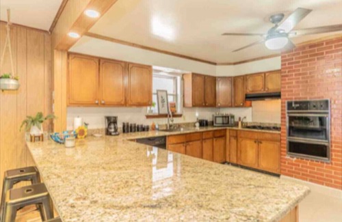Harahan House | Extended Stay Safe Haven-Big Car Port Parking!