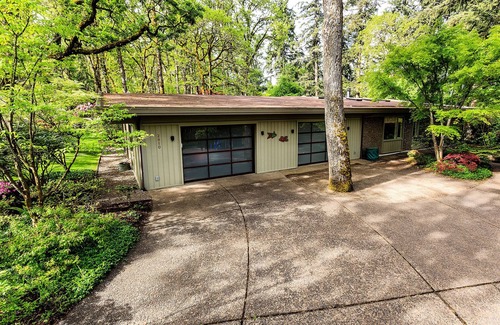 Amazon House | Extraordinary Eugene Home Sleeps 10+
