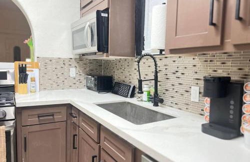 South Central Houston Apartment | Extravagant Home in Heart of Houston 2King 1Queen