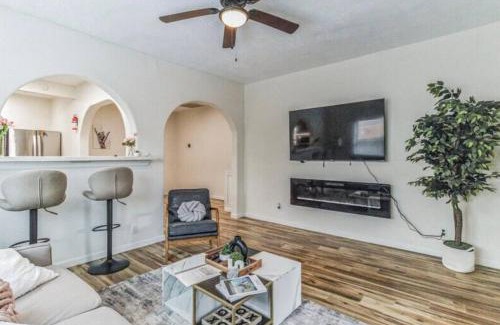 South Central Houston Apartment | Extravagant Home in Heart of Houston 2King 1Queen