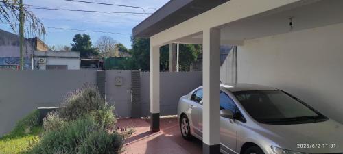 El Jaguel House | Ezeiza 4 Casa con garaje rejas camaras a 24 minutos del aeropuerto Ezeiza Amplio parque para mascotas tranfer las 24 horas