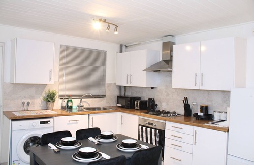 Derby House | F2S Serviced 2Bed House Wi-fi, Netflix, Parking, Train station nearby. Holiday!