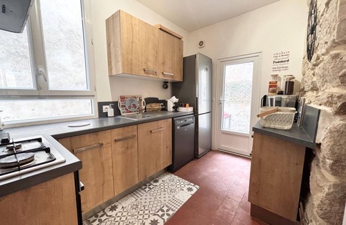Avallon Apartment | F3 XVI Century in the Town Center on Ground Floor with Courtyard