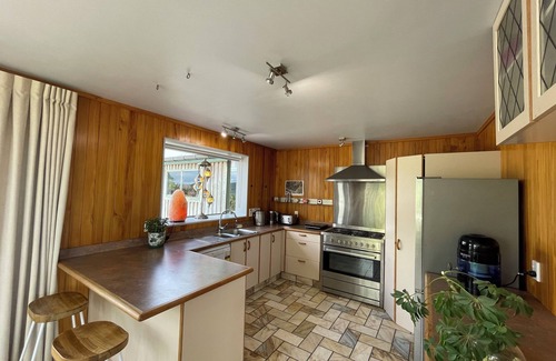 Motueka House | Fab 4-bedroom 44a estate - sleeps 14 - Motueka Valley - your own nature reserve!