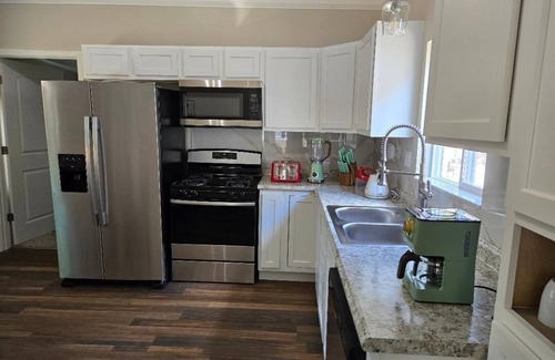 Akron House | Fab 50's Firestone Flat. A/C & Pet friendly