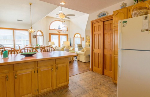 Monteray Shores House | Fab Family Vacation Home. Great Location w/Private Pool, Hot Tub & Foosball