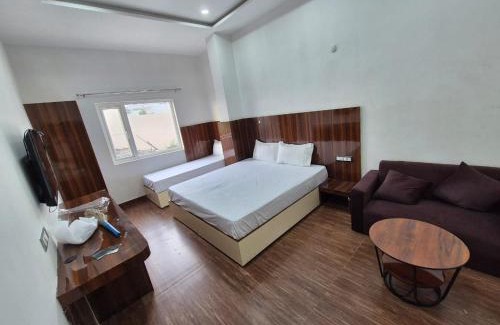Kakarmatha Hotel | FabHotel Varanasi Suites