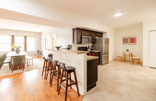 Tremont Apartment | Fabulous 3 Bed/2 Bath in Tremont w/Parking