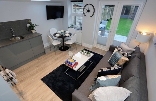 North Finchley Apartment | Fabulous 3Bedroom/2Bathroom Ground Floor Flat with Garden and Free WiFi