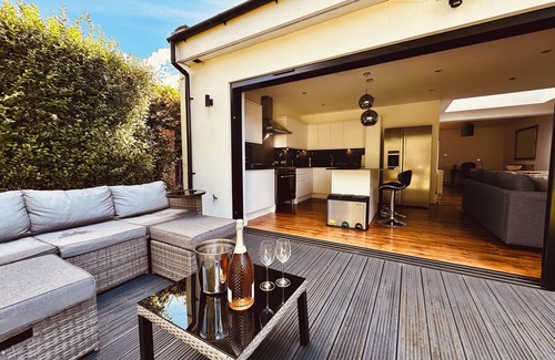 Hatfield House | Fabulous Art Deco home with garden, parking n Wifi near Harry Potter (sleeps 8)