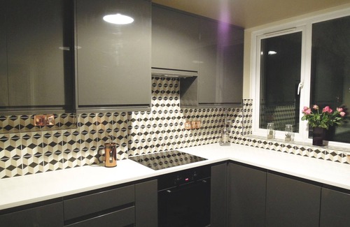 Leyton Apartment | Fabulous & Funky 3 Bedroom Flat in East London. Close to Underground & 24h Tesco
