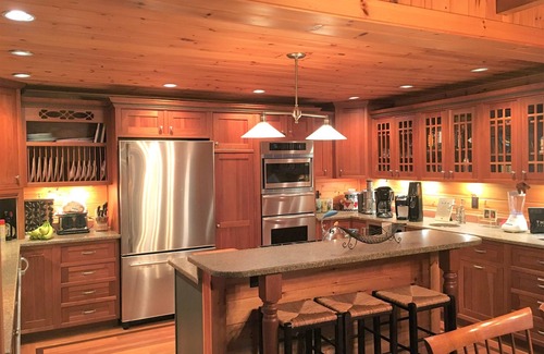 Monterey House | Fabulous Renovated Log Cabin: the perfect getaway with new pickleball court!