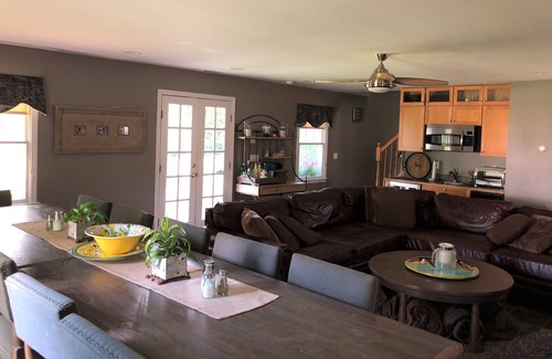 Fairfield Cottage | Fairfield In-Town/Beach Area "Story-Book" Cottage with Pool