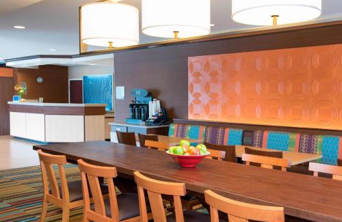 St. Charles Hotel | Fairfield Inn and Suites by Marriott Chicago St. Charles