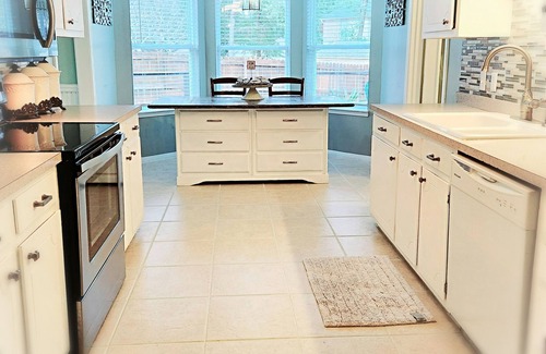 Daphne House | FAIRHOPE, DAPHNE, DT MOBILE & BEACHES!nDAY SPA, POOLS, GOLF,& MASSAGE CHAIR INCL
