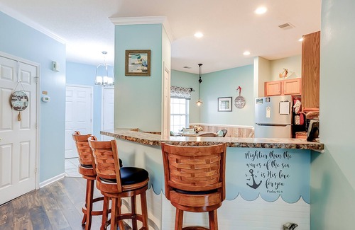 Red Hill Condo | Fairway-view condo with screened porch, AC, W/D, pool, hot tub, & tennis