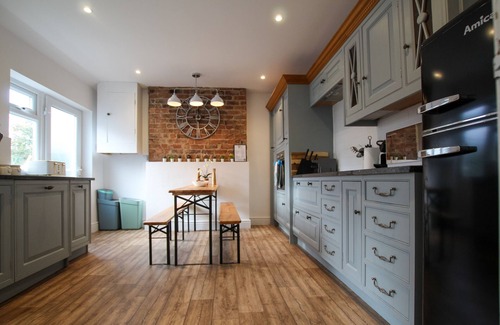Hoylake Cottage | Fairways View - a house that sleeps 6 guests in 4 bedrooms