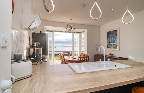 Newbiggin-by-the-Sea Cottage | FAIRWINDS, pet friendly, with a garden in Newbiggin-By-The-Sea