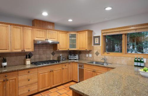 Blueberry Hill House | Falcon's Nest | Classic Log Home w/Village Parking, Hot Tub, & Fireplace